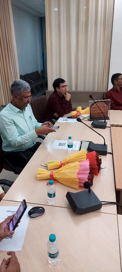 दिनांक 4-10-2023 को क्षेत्रीय कार्यालय जयपुर की विभागीय हिन्दी गृह पत्रिका मरुगंगा का ई-विमोचन करते हुए श्री रत्नेश कुमार गौतम बीमा आयुक्त महोदय